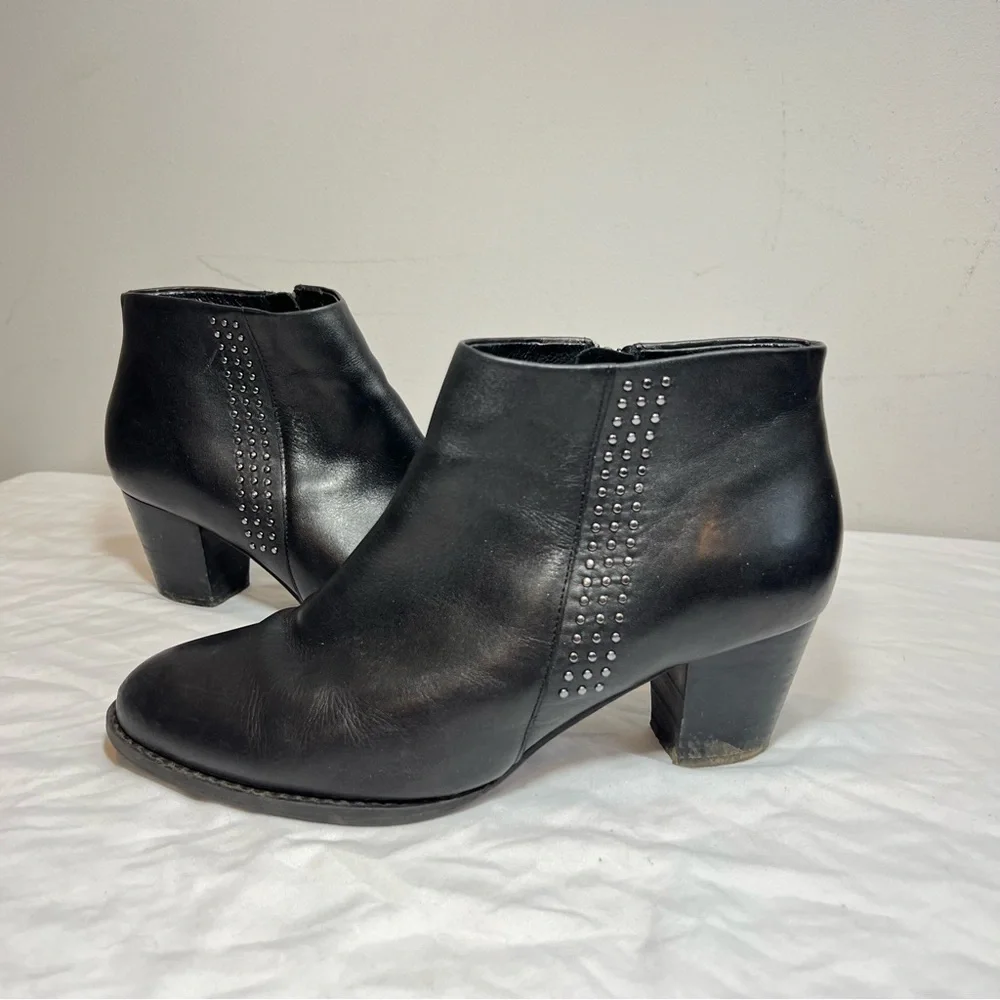Vionic Georgia black leather studded ankle boots with arch support size 7.5